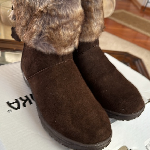 Minnetonka Women's Everett Snow Boot, Chocolate, Size 10 - Picture 7 of 10